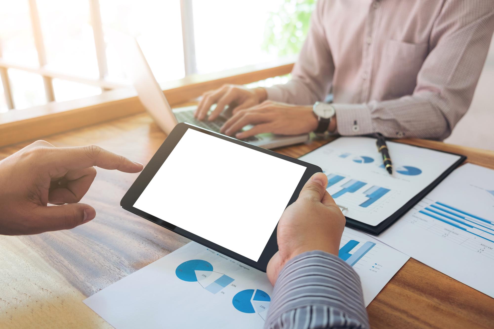 Berater zeigt Finanzdiagramm auf Tablet